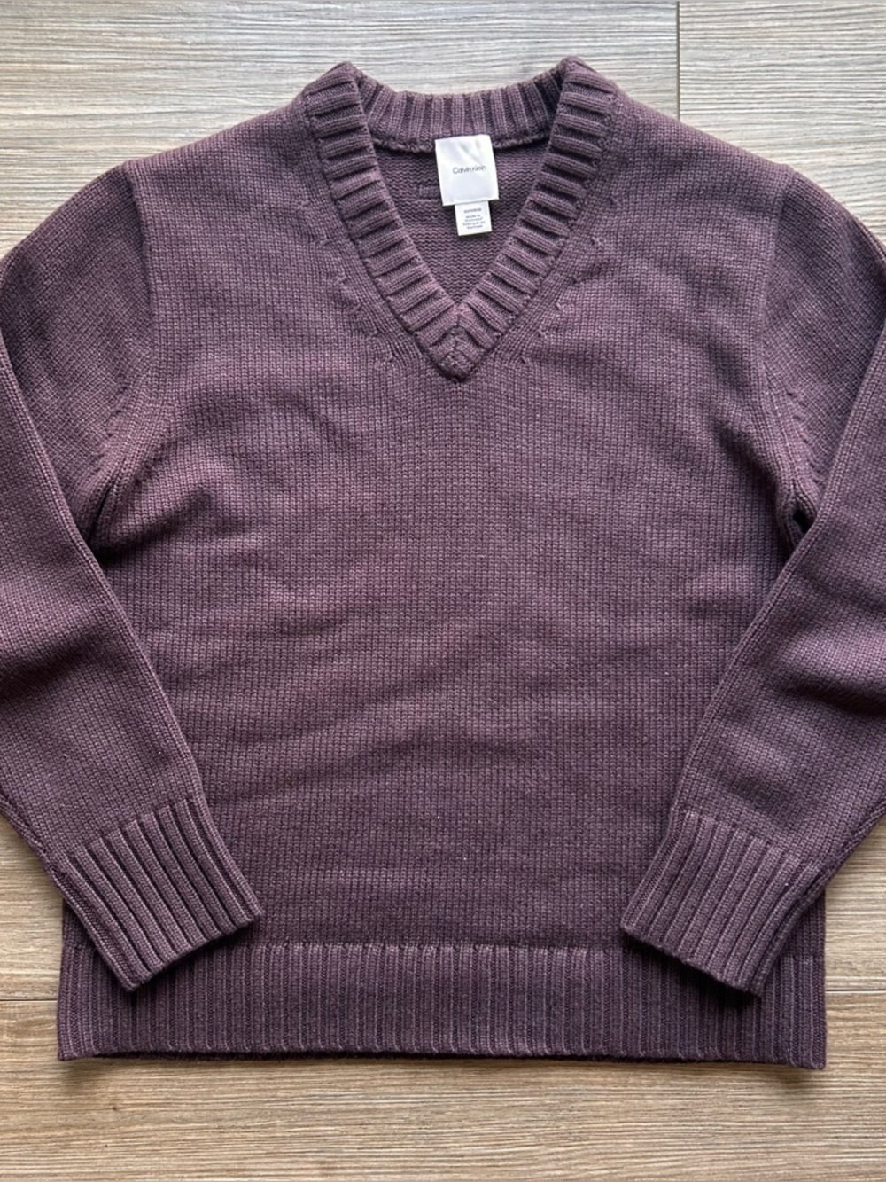 Calvin Klein | Wool V-Neck Sweater in Raisin Burgendy (X-Small)